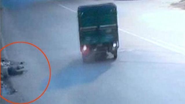 A man lies injured on a road in Delhi after being hit by a tempo (in picture) Road accident delhi, Bleeding to death, ignorant onlookers, Good Samaritan Act, police man dead, hit and run case