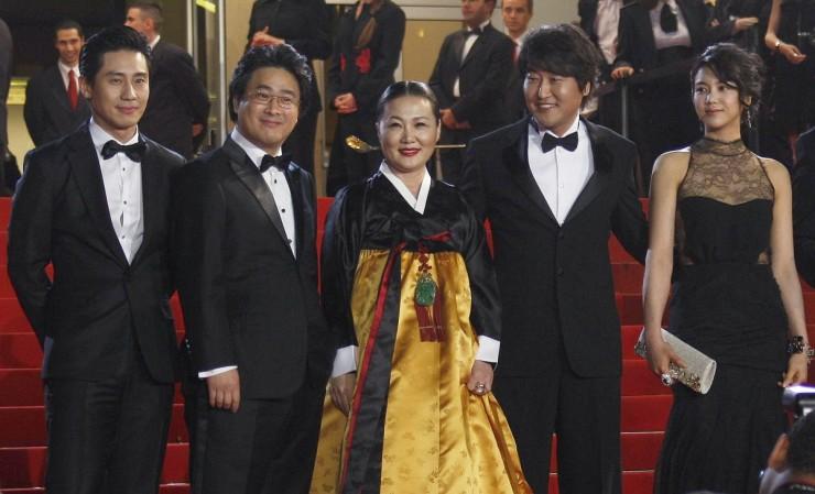 Shin Ha Kyun and Kim Go Eun have been dating for the past two months, according to reports. Pictured: Director Park Chan-wook (2nd L) arrives with cast members (R to L) Kim Ok-Vin, Song Kang-ho, Kim Hae-sook, and Shin Ha-kyun for the screening of their film Shin Ha Kyun