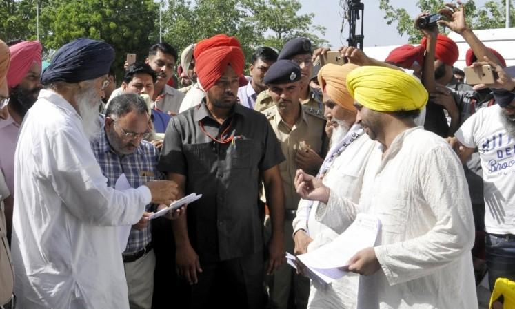 Aam Aadmi Party (AAP) workers lead by party leaders Bhagwant Mann, Sucha Singh Chhotepur submit a memorandum against the Punjab government to Punjab Chief Minister Parkash Singh Badal in Chandigarh on May 16, 2016.