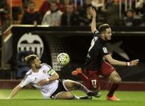 Shkodran Mustafi Valencia Saul Niguez Atletico Madrid