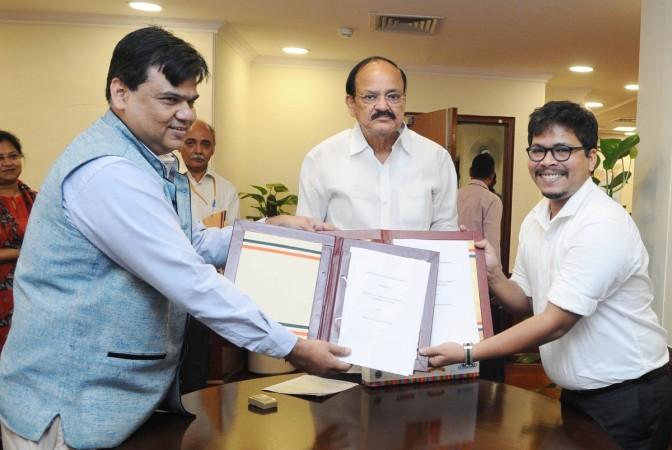 Union Minister for Urban Development, Housing &amp; Urban Poverty Alleviation and Information &amp; Broadcasting Venkaiah Naidu witnesses the signing ceremony of an MoU between the Ministry of Urban Development and Amar Chitra Katha to publish and distrib