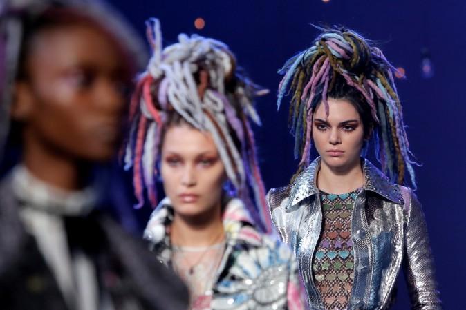 Model Kendall Jenner presents a creation from the Marc Jacobs Spring/Summer 2017 collection at New York Fashion Week in Manhattan, New York, U.S., September 15, 2016. New York fashion week