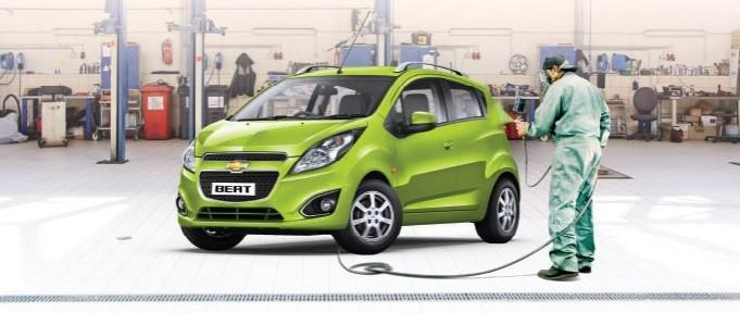 A worker spray-painting Chevrolet Beat Chevrolet camp