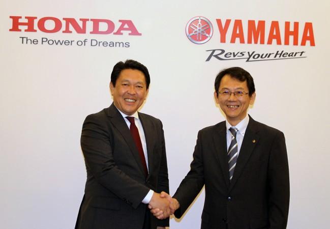 Shinji Aoyama, Operating Officer and Director, Honda Motor Co. Ltd.(left) with Katsuaki Watanabe, Managing Executive Officer and Director, Yamaha Motor Co. Ltd. Yamaha Honda collaboration