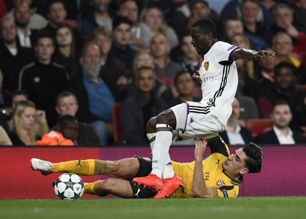 Arsenal defender Hector Bellerin tackles Adama Traore of Basel in their Champions League match, September 28, 2016 Hector Bellerin Arsenal Adama Traore FC Basel