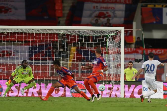 FC Pune in action against Mumbai City at ISL 2016 isl