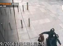 Police video shows mobile phone thief being captured in London