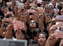 Thousands line the street to say farwell to Thailands King Bhumibol