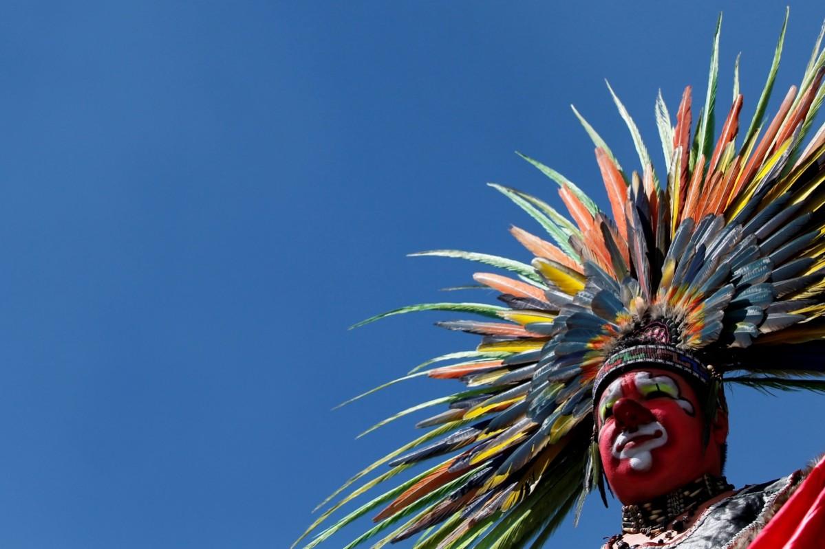 A clown poses for the annual picture part of the XXI Convention of Clowns, at the Monument to the Revolution, in Mexico City, Mexico, October 19, 2016. Convention of Clowns