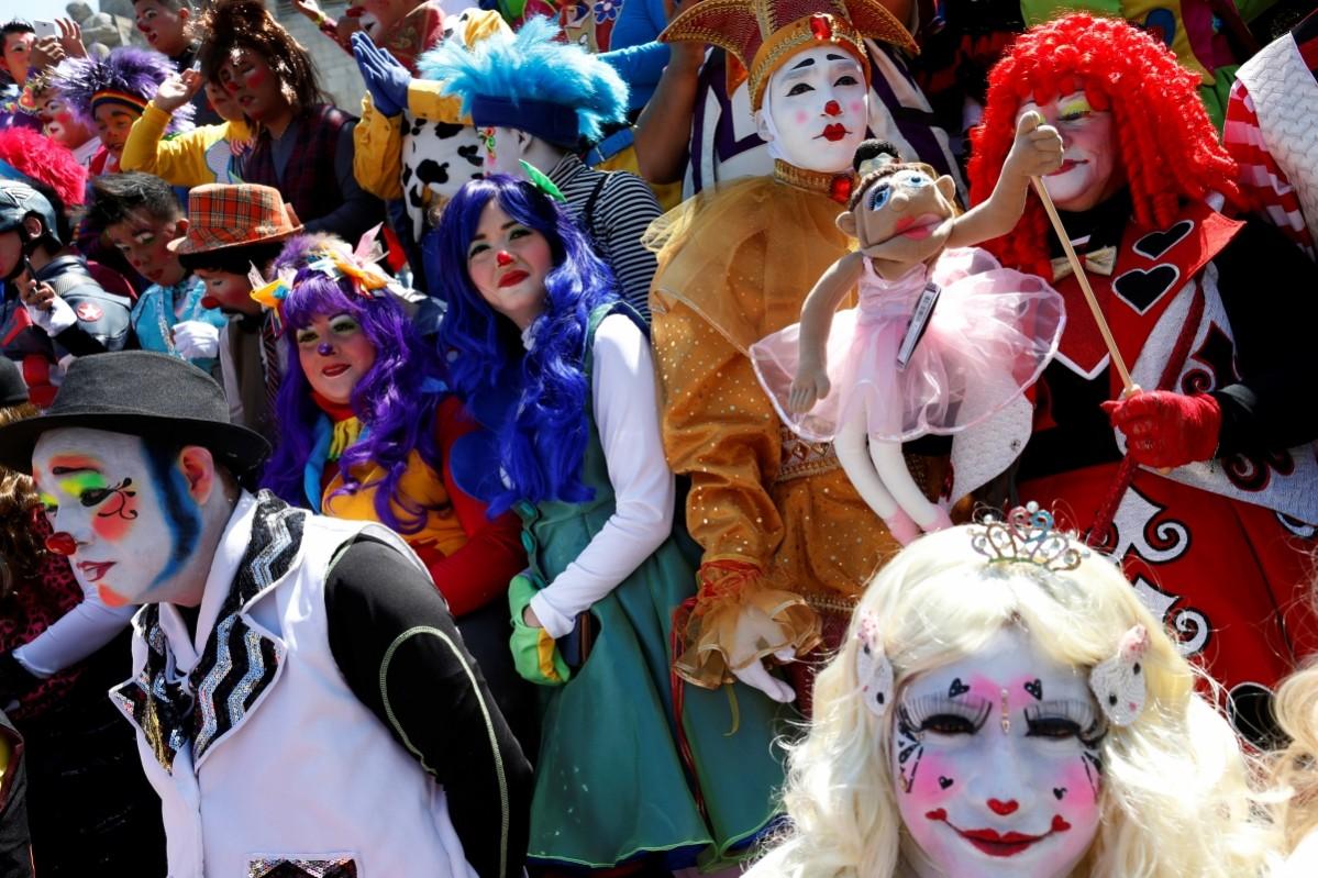 Clowns get ready for the annual picture part of the XXI Convention of Clowns, at the Monument to the Revolution, in Mexico City, Mexico, October 19, 2016. Convention of Clowns
