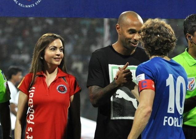 Thierry Henry greets Diego Forlan before the start of the ISL match between Kolkata and Mumbai Thierry Henry Forlan ISL