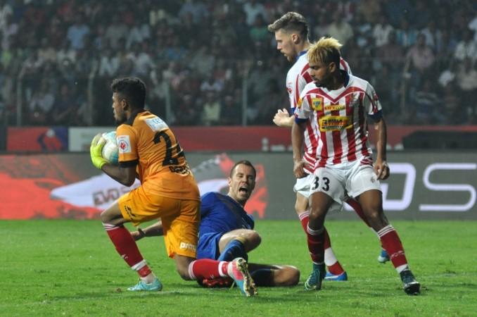 Atletico de Kolkata and Mumbai City FC players in action during their ISL 2016 match in Kolkata isl