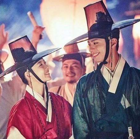 Moonlight Drawn By Clouds' Kim Yoo Jeong, Park Bo Geom Makes Fans