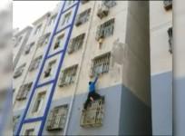 China: Man climbs building with bare hands to save child