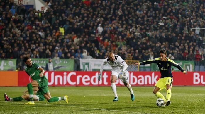 Mesut Ozil scores the Arsenal winner in their Champions League game against Ludogorets, November 1, 2016 Mesut Ozil Arsenal Ludogorets