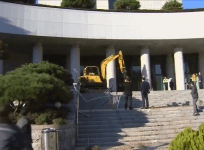South Korea: Man crashes digger into prosecutors building to protest against Presidents friend