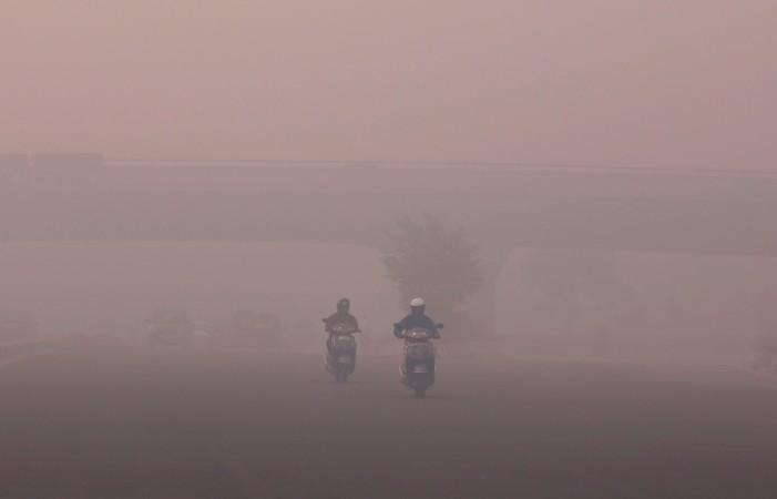 Commuters make their way amidst the heavy smog in New Delhi, India, October 31, 2016. Commuters make their way amidst the heavy smog in New Delhi