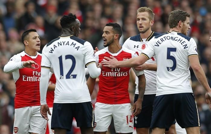 Theo Walcott and Victor Wanyama exchange a few words during the Arsenal vs Spurs Premier League match, November 6, 2016 Arsenal Tottenham Sanchez Wanyama Walcott Kane Vertonghen