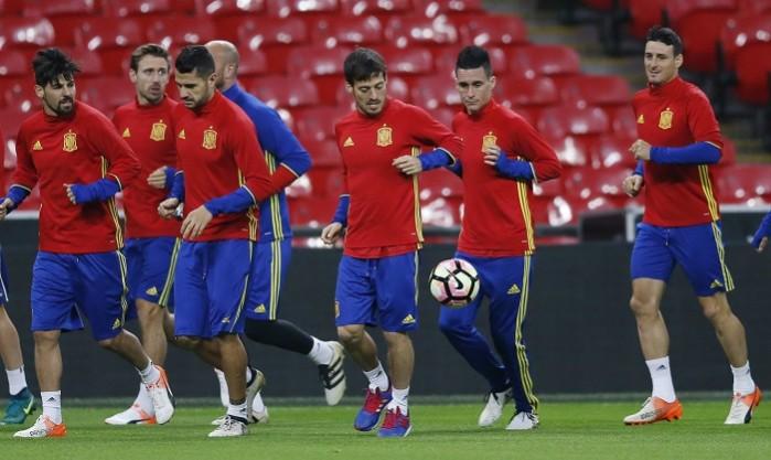Spain players attend a training session a day before their international friendly against England, November 14, 2016 Spain David Silva Nolito Monreal