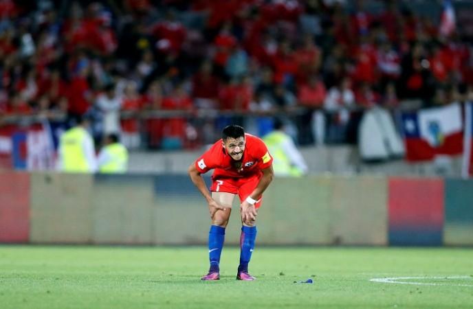 Arsenal forward Alexis Sanchez plays with a heavily taped right leg for Chile, November 15, 2016 Alexis Sanchez Chile