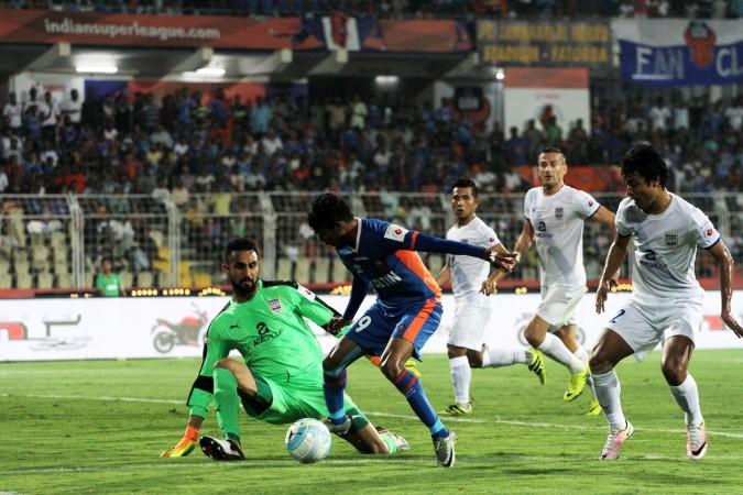 Romeo Fernandes of FC Goa tries to get past Mumbai City FC goalkeeper Amrinder Singh in ISL 2016 isl 2016