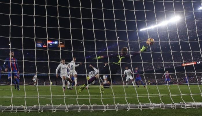 Barcelona goalkeeper Marc-Andre Ter Stegen fails to stop the Sergio Ramos header Sergio Ramos Real Madrid Ter Stegen Barcelona