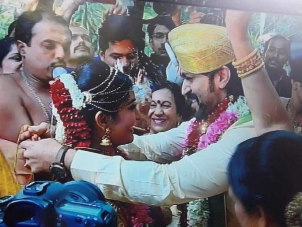 Yash has married Radhika Pandit in Bengaluru. Watch the wedding live online. Yash Weds Radhika Pandit