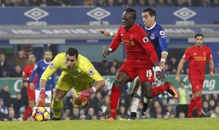 Liverpool forward Sadio Mane gets ahead of the Everton defenders to score the winning goal for Everton in the Merseyside derby, December 19, 2016 Joel Robles Everton Sadio Mane Liverpool