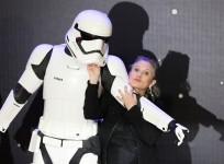 Carrie Fisher suffers heart attack
