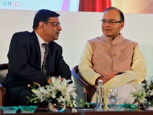 The Reserve Bank of India (RBI) Governor Urjit Patel speaks with India's Finance Minister Arun Jaitley (R) at a seminar in Mumbai, India, October 13, 2016. Reserve Bank of India (RBI) Governor Urjit Patel, Finance Minister Arun Jaitley