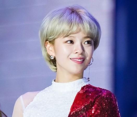 TWICE's Jungyeon won female rookie award at SBS Entertainment Awards Jungyeon