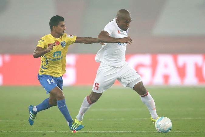 Kerala Blasters' Mehtab Hossain in a duel against Delhi Dynamos' Florent Malouda in ISL 2016 mehtab hossain, east bengal, kerala blasters