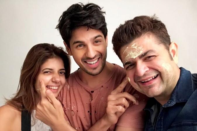 Sidharth Malhotra posing with Dabboo Ratnani and his wife Sidharth Malhotra, Dabboo Ratnani 2017 calendar