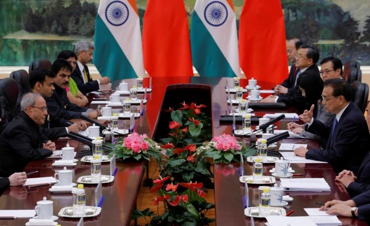 India's President Pranab Mukherjee (L) meets with China's Premier Li Keqiang during their meeting at the Great Hall of the People in Beijing, China, May 26, 2016. india, china, economic growth, gdp growth, xi jinping, narendra modi, delhi, beijing