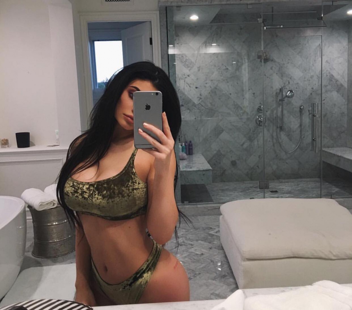 sexy bathroom selfies