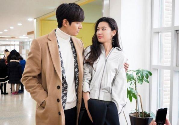 Lee Min Ho as Heo Joon-jae and Jun Ji-hyun as Shim Chung in The Legend Of The Blue Sea. The Legend Of The Blue Sea