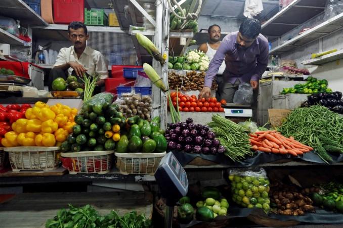 Vegetable vendors wait for customers at a market in Mumbai, India, July 12, 2016 (representational image). retail inflation, consumer inflation december, india, rbi inflation target, iip november, dbs bank
