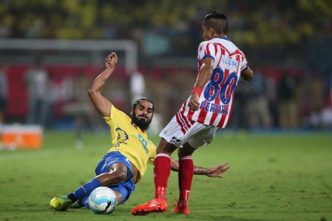 Sandesh Jhingan (in yellow) playing for Kerala Blasters sandesh jhingan