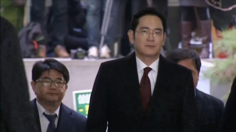 Samsung Group leader Jay Y. Lee arrives for bribery suspicion questioning