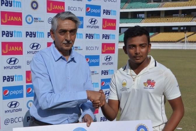 Prithvi Shaw receives an award. Prithvi SHaw, IPL 2017, Mumbai batsman, IPL auction, Ranji Trophy
