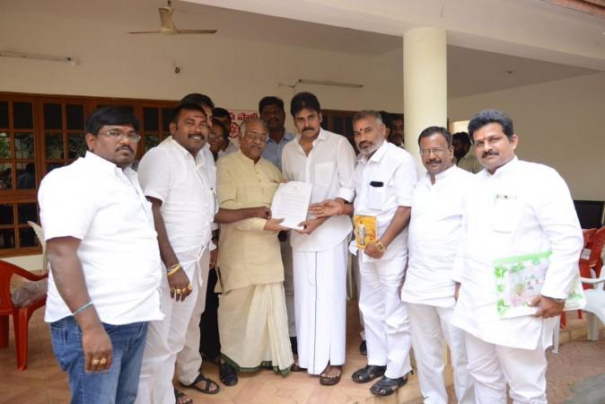 Pawan Kalyan with representatives of the TACAV and APCKS Pawan Kalyan with representatives of the TACAV and APCKS