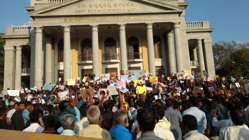 Jallikattu protests outside Town Hall, Bengaluru Jallikattu
