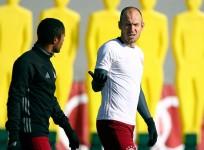 Douglas Costa, Arjen Robben, Bayern Munich, Arsenal, Champions League