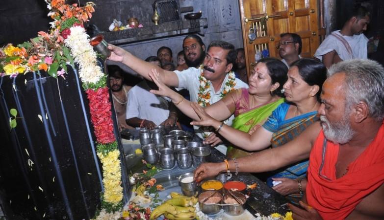 Devotees offering milk to Shiv Linga on Maha Shivratri (2016) Maha Shivratri, Maha Shivratri 2017, how to celebrate Maha Shivratri, Why is Maha Shivratri celebrated