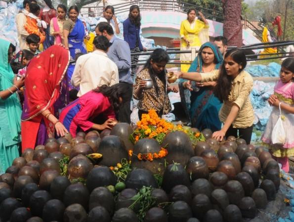 People worshipping Lord Shiva on Maha Shivratri in New Delhi in 2016 Maha Shivratri 2017