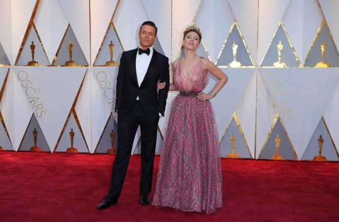 Oscars 17 Scarlett Johansson Turns Up With A Mystery Man Photos Ibtimes India