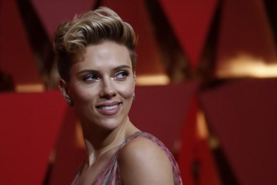 Oscars 17 Scarlett Johansson Turns Up With A Mystery Man Photos Ibtimes India