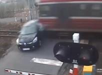 Train slams into car after driver goes through level crossing