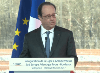 Watch Francois Hollande reaction to sniper accidentally firing during speech