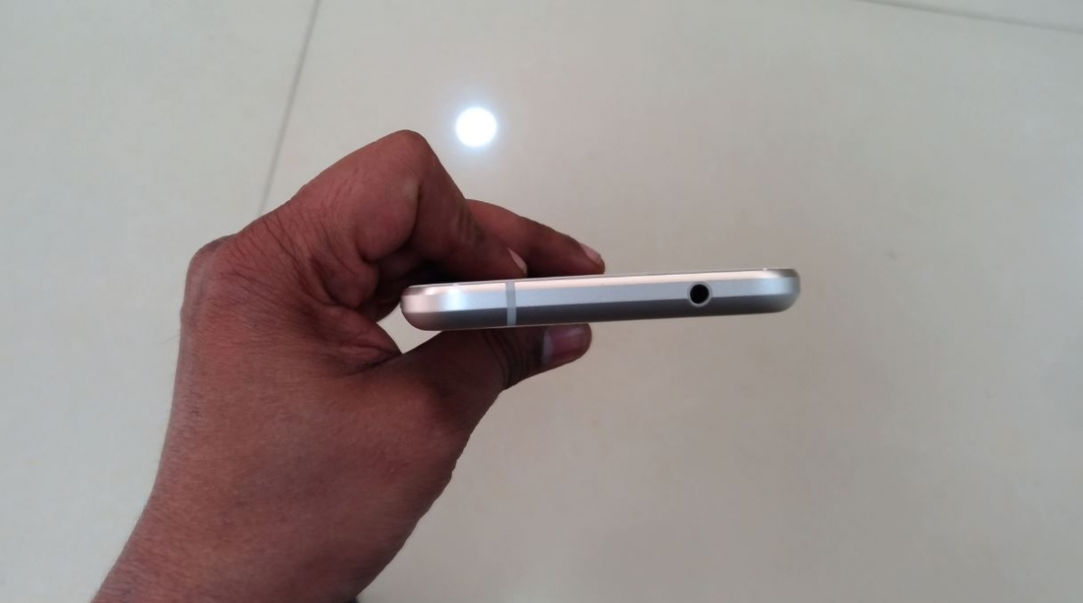 Google Pixel XL top-edge with 3.5mm audio jack Google Pixel XL, review, Pixel XL review, design language, Pixel XL design review